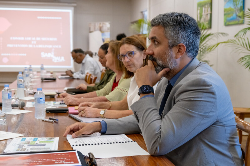 La séance restreinte du Conseil Local de Sécurité et de Prévention de la Délinquance de Saint-Paul s’est tenue à l’Hôtel de Ville le mercredi 27 septembre 2023 en présence du Maire de Saint-Paul, Emmanuel SÉRAPHIN, également président du CLSPD.