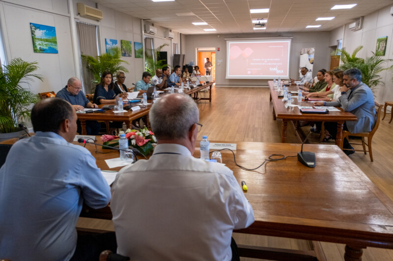 La séance restreinte du Conseil Local de Sécurité et de Prévention de la Délinquance de Saint-Paul s’est tenue à l’Hôtel de Ville le mercredi 27 septembre 2023 en présence du Maire de Saint-Paul, Emmanuel SÉRAPHIN, également président du CLSPD.