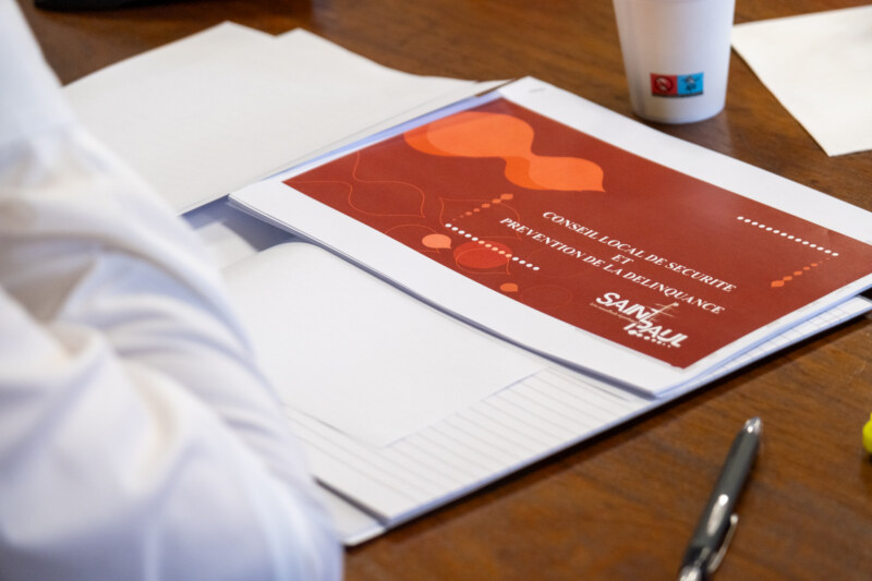 La séance restreinte du Conseil Local de Sécurité et de Prévention de la Délinquance de Saint-Paul s’est tenue à l’Hôtel de Ville le mercredi 27 septembre 2023 en présence du Maire de Saint-Paul, Emmanuel SÉRAPHIN, également président du CLSPD.