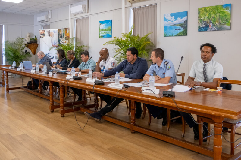 La séance restreinte du Conseil Local de Sécurité et de Prévention de la Délinquance de Saint-Paul s’est tenue à l’Hôtel de Ville le mercredi 27 septembre 2023 en présence du Maire de Saint-Paul, Emmanuel SÉRAPHIN, également président du CLSPD.