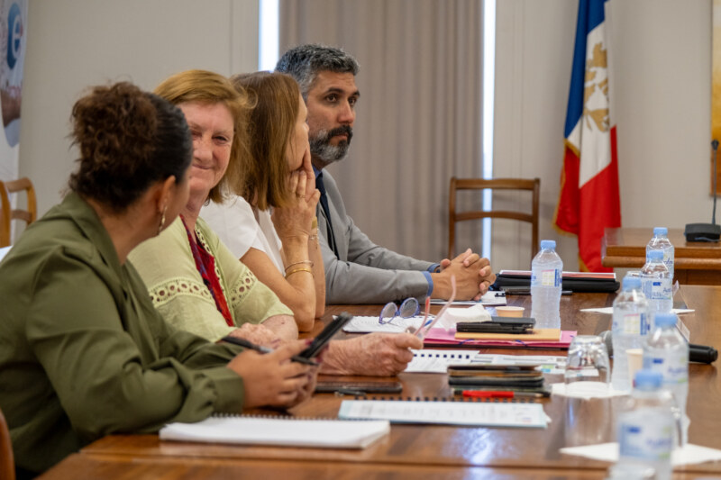 La séance restreinte du Conseil Local de Sécurité et de Prévention de la Délinquance de Saint-Paul s’est tenue à l’Hôtel de Ville le mercredi 27 septembre 2023 en présence du Maire de Saint-Paul, Emmanuel SÉRAPHIN, également président du CLSPD.