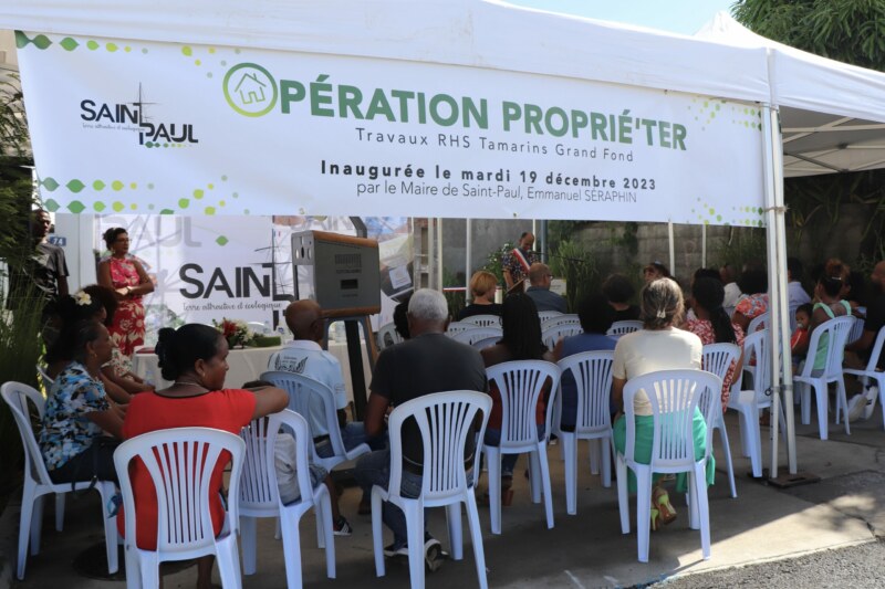 Ce mardi 19 décembre 2023 marque une étape importante avec l'inauguration des travaux de l'opération Tamarins à Grand Fond. Le Maire de Saint-Paul, Emmanuel SÉRAPHIN, a signé quatre ventes de parcelles avec des Occupants sans titre (OST). C'est une fierté car ces familles saint-pauloises vont pouvoir devenir propriétaires de leur logement.