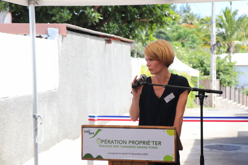Ce mardi 19 décembre 2023 marque une étape importante avec l'inauguration des travaux de l'opération Tamarins à Grand Fond. Le Maire de Saint-Paul, Emmanuel SÉRAPHIN, a signé quatre ventes de parcelles avec des Occupants sans titre (OST). C'est une fierté car ces familles saint-pauloises vont pouvoir devenir propriétaires de leur logement.