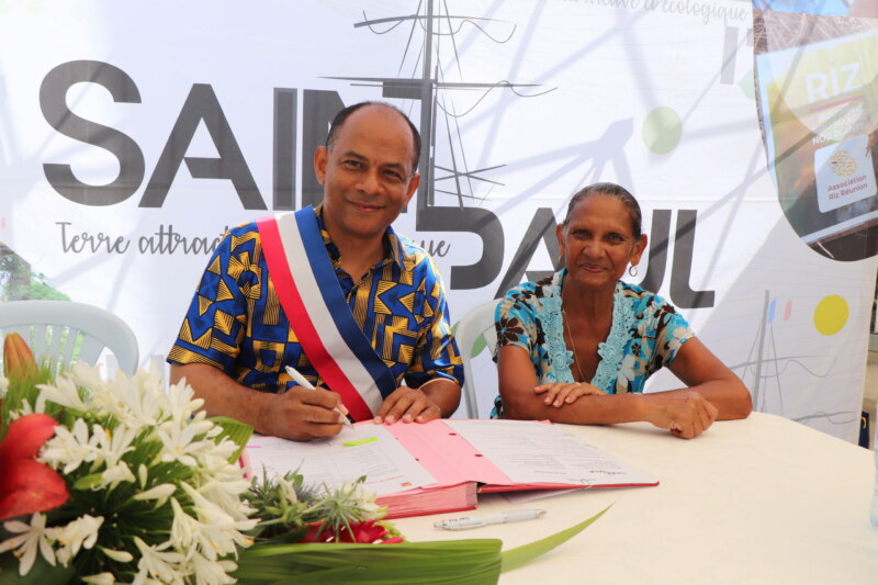 Ce mardi 19 décembre 2023 marque une étape importante avec l'inauguration des travaux de l'opération Tamarins à Grand Fond. Le Maire de Saint-Paul, Emmanuel SÉRAPHIN, a signé quatre ventes de parcelles avec des Occupants sans titre (OST). C'est une fierté car ces familles saint-pauloises vont pouvoir devenir propriétaires de leur logement.