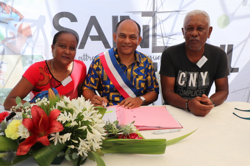 Ce mardi 19 décembre 2023 marque une étape importante avec l'inauguration des travaux de l'opération Tamarins à Grand Fond. Le Maire de Saint-Paul, Emmanuel SÉRAPHIN, a signé quatre ventes de parcelles avec des Occupants sans titre (OST). C'est une fierté car ces familles saint-pauloises vont pouvoir devenir propriétaires de leur logement.