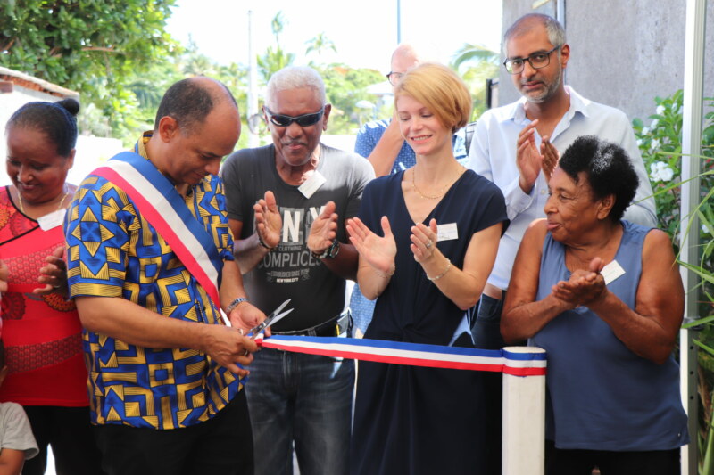 Ce mardi 19 décembre 2023 marque une étape importante avec l'inauguration des travaux de l'opération Tamarins à Grand Fond. Le Maire de Saint-Paul, Emmanuel SÉRAPHIN, a signé quatre ventes de parcelles avec des Occupants sans titre (OST). C'est une fierté car ces familles saint-pauloises vont pouvoir devenir propriétaires de leur logement.