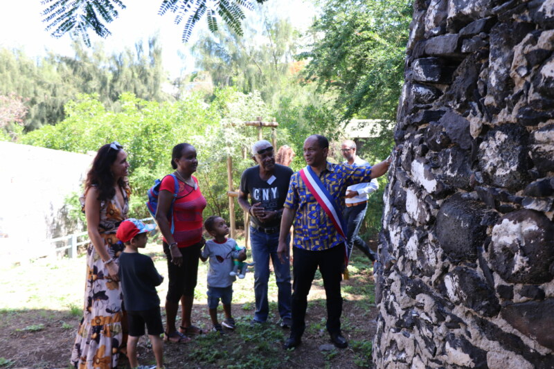 Ce mardi 19 décembre 2023 marque une étape importante avec l'inauguration des travaux de l'opération Tamarins à Grand Fond. Le Maire de Saint-Paul, Emmanuel SÉRAPHIN, a signé quatre ventes de parcelles avec des Occupants sans titre (OST). C'est une fierté car ces familles saint-pauloises vont pouvoir devenir propriétaires de leur logement.