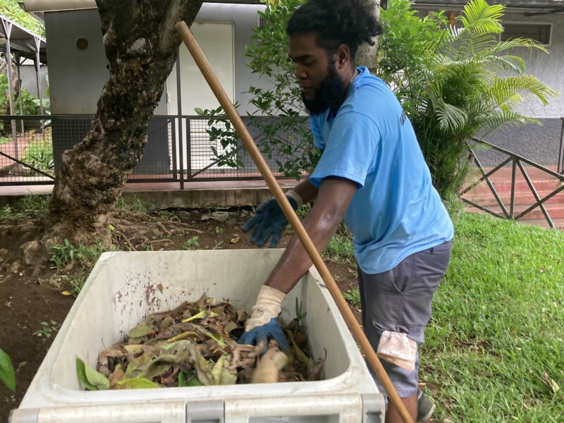 À l'approche de la rentrée scolaire, le Maire de Saint-Paul, Emmanuel SÉRAPHIN, et les équipes communales sont toujours sur le terrain afin de garantir une rentrée dans les meilleures conditions possibles aux 12 860 élèves des 66 écoles du territoire. Ici à l'école Jean-Luc-Daly-ERAYA.
