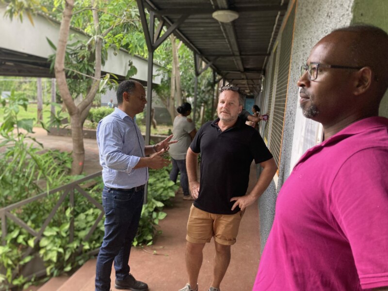 À l'approche de la rentrée scolaire, le Maire de Saint-Paul, Emmanuel SÉRAPHIN, et les équipes communales sont toujours sur le terrain afin de garantir une rentrée dans les meilleures conditions possibles aux 12 860 élèves des 66 écoles du territoire. Ici à l'école Jean-Luc-Daly-ERAYA.