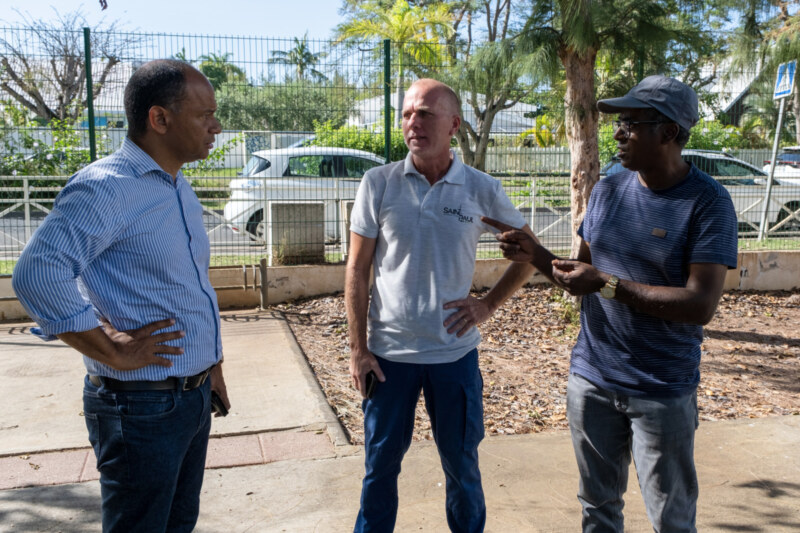 À l'approche de la rentrée scolaire, le Maire de Saint-Paul, Emmanuel SÉRAPHIN, et les équipes communales sont toujours sur le terrain afin de garantir une rentrée dans les meilleures conditions possibles aux 12 860 élèves des 66 écoles du territoire. Ici à l'école élémentaire de l'Hermitage-les-Bains.