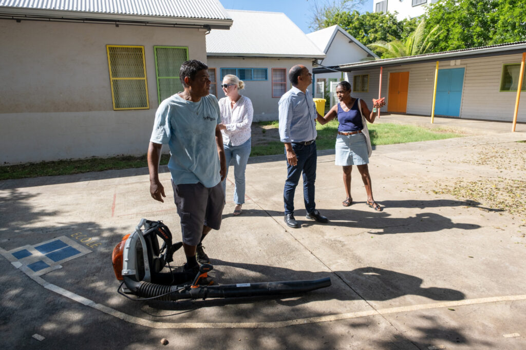 À l'approche de la rentrée scolaire, le Maire de Saint-Paul, Emmanuel SÉRAPHIN, et les équipes communales sont toujours sur le terrain afin de garantir une rentrée dans les meilleures conditions possibles aux 12 860 élèves des 66 écoles du territoire. Ici à l'école élémentaire de l'Hermitage-les-Bains.