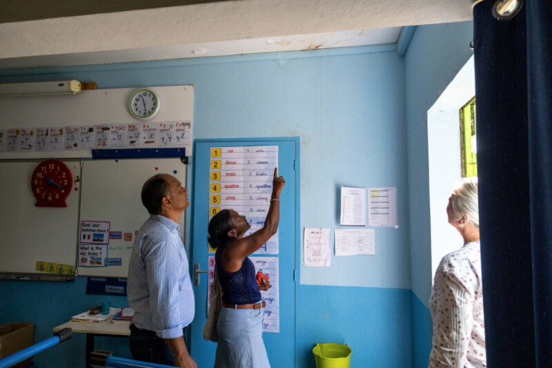 À l'approche de la rentrée scolaire, le Maire de Saint-Paul, Emmanuel SÉRAPHIN, et les équipes communales sont toujours sur le terrain afin de garantir une rentrée dans les meilleures conditions possibles aux 12 860 élèves des 66 écoles du territoire. Ici à l'école élémentaire de l'Hermitage-les-Bains.
