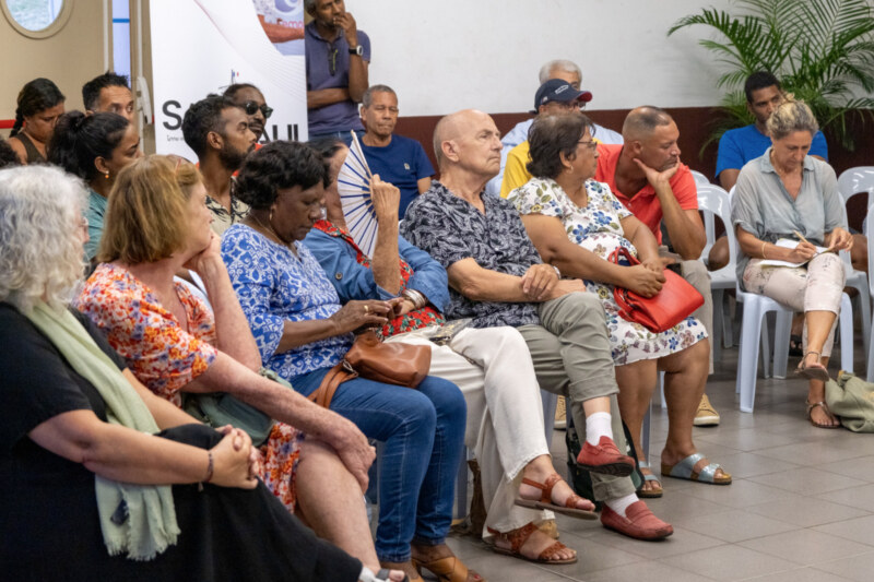 Direction Carosse pour le Maire de Saint-Paul, Emmanuel SÉRAPHIN, venu échanger avec les habitant·es du Bassin de vie de Saint-Gilles-les-Bains directement dans leur kartyé pour un nouveau moment de participation citoyenne.