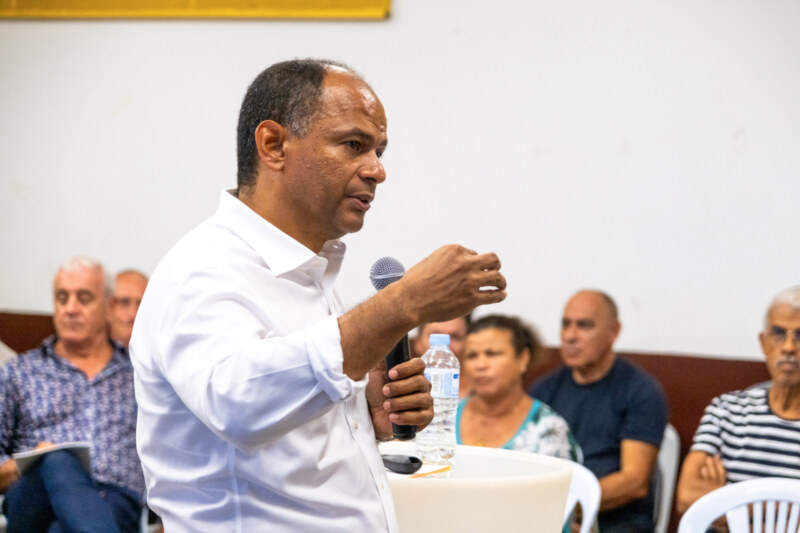 Direction Carosse pour le Maire de Saint-Paul, Emmanuel SÉRAPHIN, venu échanger avec les habitant·es du Bassin de vie de Saint-Gilles-les-Bains directement dans leur kartyé pour un nouveau moment de participation citoyenne.