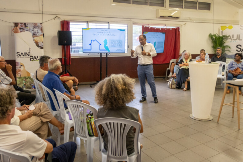 Direction Carosse pour le Maire de Saint-Paul, Emmanuel SÉRAPHIN, venu échanger avec les habitant·es du Bassin de vie de Saint-Gilles-les-Bains directement dans leur kartyé pour un nouveau moment de participation citoyenne.