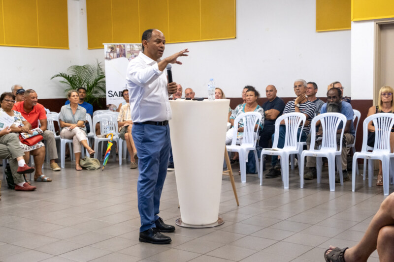 Direction Carosse pour le Maire de Saint-Paul, Emmanuel SÉRAPHIN, venu échanger avec les habitant·es du Bassin de vie de Saint-Gilles-les-Bains directement dans leur kartyé pour un nouveau moment de participation citoyenne.