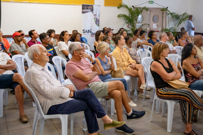 Direction Carosse pour le Maire de Saint-Paul, Emmanuel SÉRAPHIN, venu échanger avec les habitant·es du Bassin de vie de Saint-Gilles-les-Bains directement dans leur kartyé pour un nouveau moment de participation citoyenne.