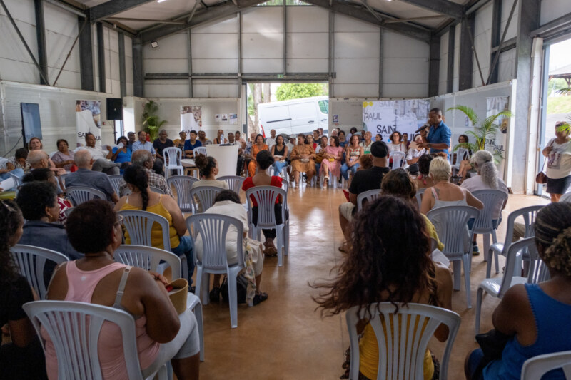 Vyen koz èk le Maire : présentation du bilan de mi-mandat à la salle polyvalente du Ruisseau dans le Bassin de vie de La Plaine/Bois-de-Nèfles.