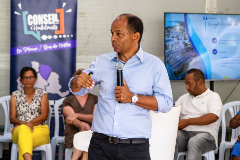 Vyen koz èk le Maire : présentation du bilan de mi-mandat à la salle polyvalente du Ruisseau dans le Bassin de vie de La Plaine/Bois-de-Nèfles.