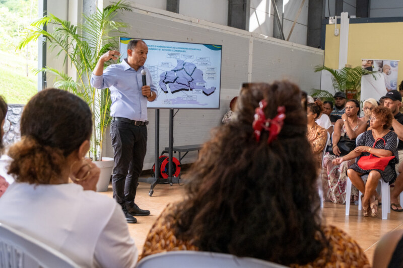 Vyen koz èk le Maire : présentation du bilan de mi-mandat à la salle polyvalente du Ruisseau dans le Bassin de vie de La Plaine/Bois-de-Nèfles.