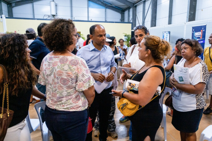 Vyen koz èk le Maire : présentation du bilan de mi-mandat à la salle polyvalente du Ruisseau dans le Bassin de vie de La Plaine/Bois-de-Nèfles.