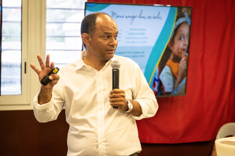 Direction Carosse pour le Maire de Saint-Paul, Emmanuel SÉRAPHIN, venu échanger avec les habitant·es du Bassin de vie de Saint-Gilles-les-Bains directement dans leur kartyé pour un nouveau moment de participation citoyenne.