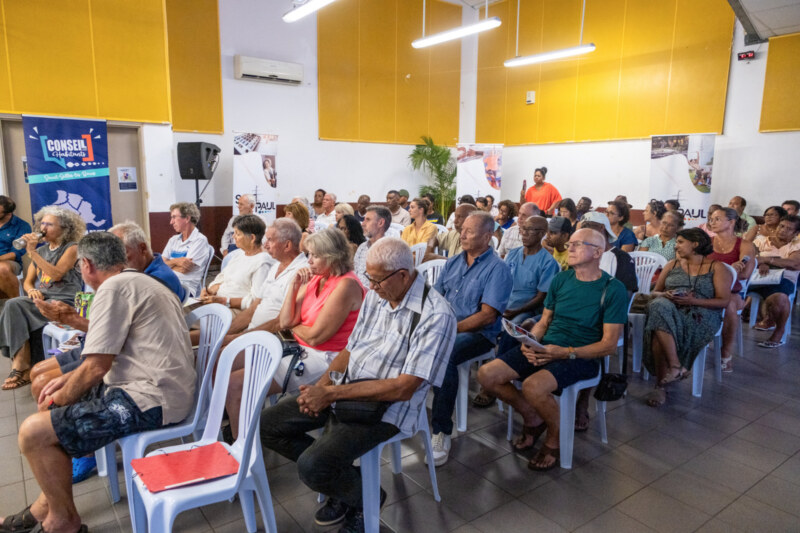 Direction Carosse pour le Maire de Saint-Paul, Emmanuel SÉRAPHIN, venu échanger avec les habitant·es du Bassin de vie de Saint-Gilles-les-Bains directement dans leur kartyé pour un nouveau moment de participation citoyenne.