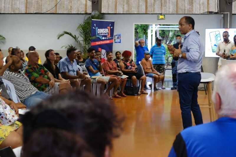 Nouveau beau moment de participation citoyenne à la salle polyvalente de l'Étang ce mardi 5 mars 2024 ! Les habitantes et les habitants du Bassin de vie de Saint-Paul centre échangent longuement avec le Maire, Emmanuel SÉRAPHIN, venu directement les rencontrer dans leur kartyé.