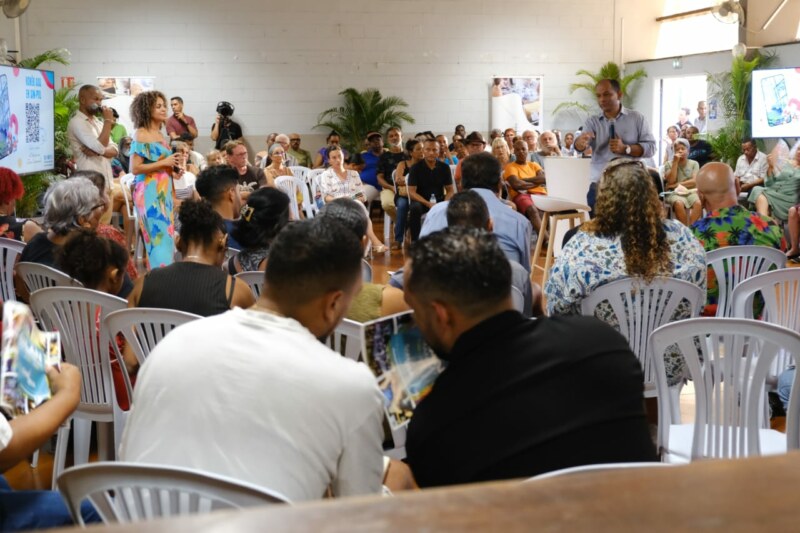 Nouveau beau moment de participation citoyenne à la salle polyvalente de l'Étang ce mardi 5 mars 2024 ! Les habitantes et les habitants du Bassin de vie de Saint-Paul centre échangent longuement avec le Maire, Emmanuel SÉRAPHIN, venu directement les rencontrer dans leur kartyé.