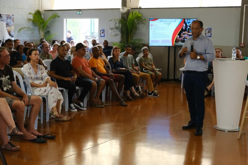 Nouveau beau moment de participation citoyenne à la salle polyvalente de l'Étang ce mardi 5 mars 2024 ! Les habitantes et les habitants du Bassin de vie de Saint-Paul centre échangent longuement avec le Maire, Emmanuel SÉRAPHIN, venu directement les rencontrer dans leur kartyé.