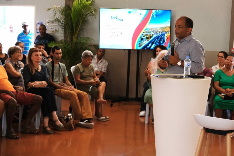 Nouveau beau moment de participation citoyenne à la salle polyvalente de l'Étang ce mardi 5 mars 2024 ! Les habitantes et les habitants du Bassin de vie de Saint-Paul centre échangent longuement avec le Maire, Emmanuel SÉRAPHIN, venu directement les rencontrer dans leur kartyé.