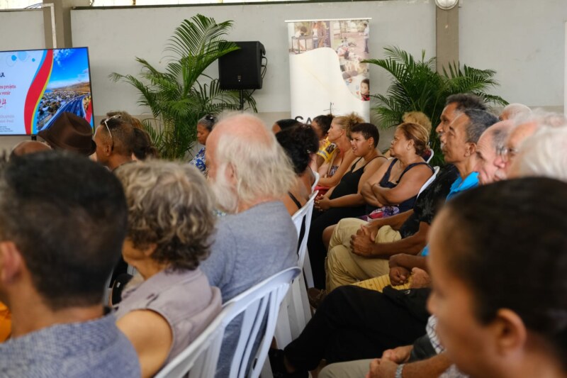 Nouveau beau moment de participation citoyenne à la salle polyvalente de l'Étang ce mardi 5 mars 2024 ! Les habitantes et les habitants du Bassin de vie de Saint-Paul centre échangent longuement avec le Maire, Emmanuel SÉRAPHIN, venu directement les rencontrer dans leur kartyé.
