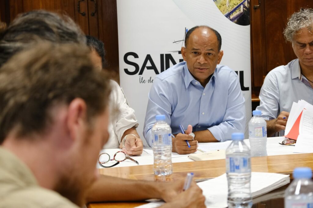 Contrairement aux informations qui circulent, la Croix Jubilé qui se trouve à Saint-Gilles-les-Bains ne sera pas détruite. Son accès sera garanti à tous et préservé.