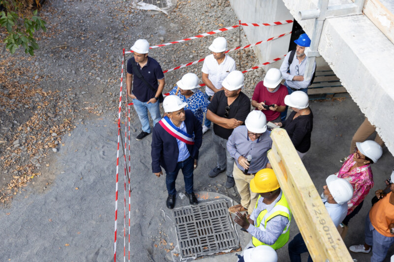 Ce 31 mai 2024, le Maire de Saint-Paul, Emmanuel SÉRAPHIN, a accompagné les élu·es, enseignant·es, représentant·es de l’Éducation nationale, les parents et élèves pour une visite de chantier très attendue de la nouvelle école de Grand Fond.