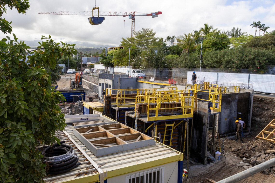 Ce 31 mai 2024, le Maire de Saint-Paul, Emmanuel SÉRAPHIN, a accompagné les élu·es, enseignant·es, représentant·es de l’Éducation nationale, les parents et élèves pour une visite de chantier très attendue de la nouvelle école de Grand Fond.