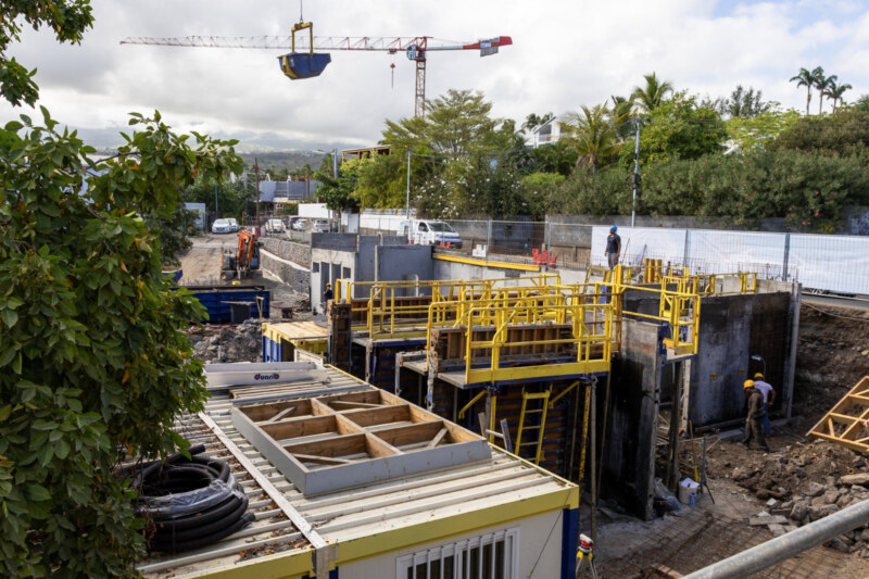 Ce 31 mai 2024, le Maire de Saint-Paul, Emmanuel SÉRAPHIN, a accompagné les élu·es, enseignant·es, représentant·es de l’Éducation nationale, les parents et élèves pour une visite de chantier très attendue de la nouvelle école de Grand Fond.