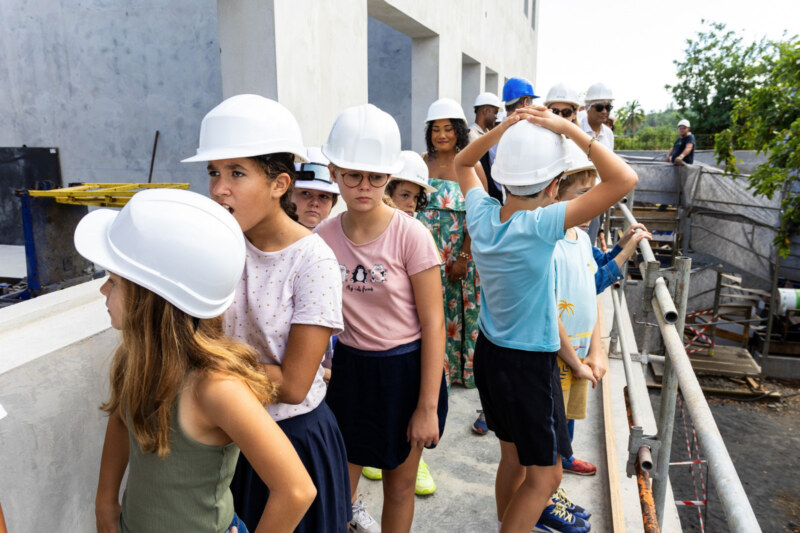 Ce 31 mai 2024, le Maire de Saint-Paul, Emmanuel SÉRAPHIN, a accompagné les élu·es, enseignant·es, représentant·es de l’Éducation nationale, les parents et élèves pour une visite de chantier très attendue de la nouvelle école de Grand Fond.