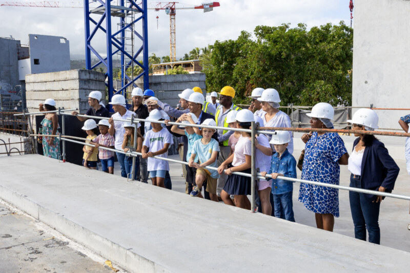 Ce 31 mai 2024, le Maire de Saint-Paul, Emmanuel SÉRAPHIN, a accompagné les élu·es, enseignant·es, représentant·es de l’Éducation nationale, les parents et élèves pour une visite de chantier très attendue de la nouvelle école de Grand Fond.