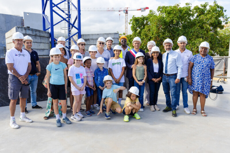 Ce 31 mai 2024, le Maire de Saint-Paul, Emmanuel SÉRAPHIN, a accompagné les élu·es, enseignant·es, représentant·es de l’Éducation nationale, les parents et élèves pour une visite de chantier très attendue de la nouvelle école de Grand Fond.