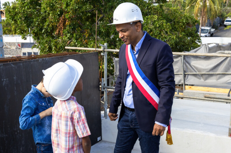 Ce 31 mai 2024, le Maire de Saint-Paul, Emmanuel SÉRAPHIN, a accompagné les élu·es, enseignant·es, représentant·es de l’Éducation nationale, les parents et élèves pour une visite de chantier très attendue de la nouvelle école de Grand Fond.