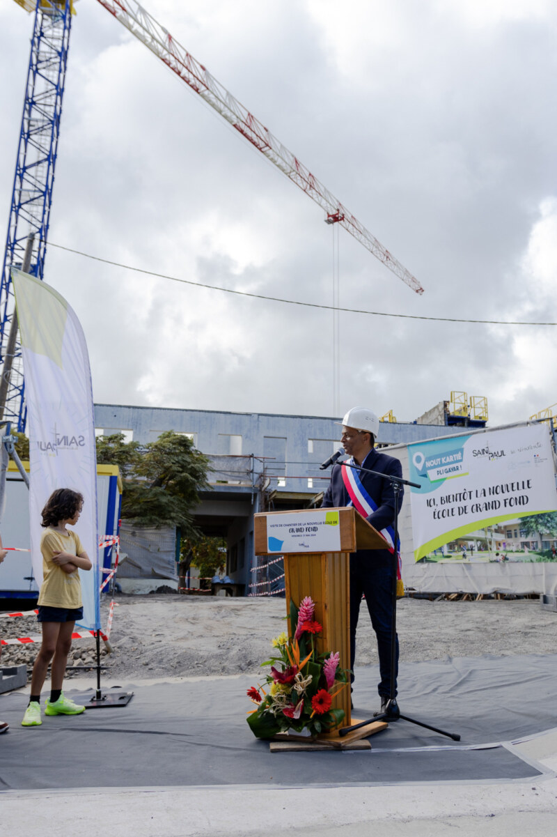Ce 31 mai 2024, le Maire de Saint-Paul, Emmanuel SÉRAPHIN, a accompagné les élu·es, enseignant·es, représentant·es de l’Éducation nationale, les parents et élèves pour une visite de chantier très attendue de la nouvelle école de Grand Fond.