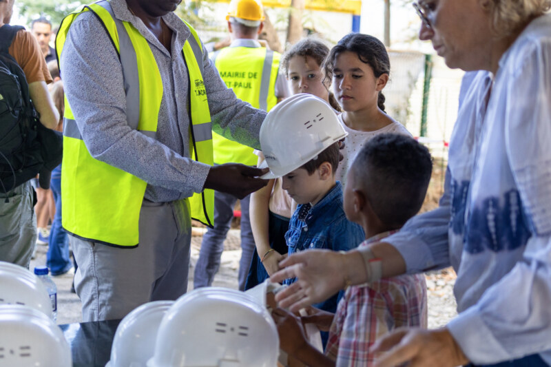 Ce 31 mai 2024, le Maire de Saint-Paul, Emmanuel SÉRAPHIN, a accompagné les élu·es, enseignant·es, représentant·es de l’Éducation nationale, les parents et élèves pour une visite de chantier très attendue de la nouvelle école de Grand Fond.