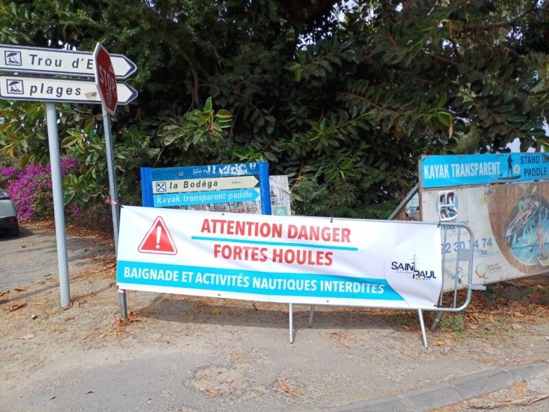 Fortes houles australes du 24 août 2024 : baignade, accès au littoral et aux plages interdit·es