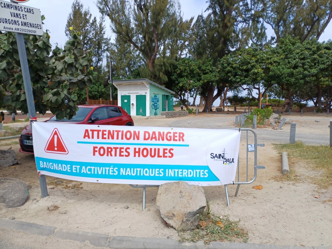 Fortes houles australes du 24 août 2024 : baignade, accès au littoral et aux plages interdit·es
