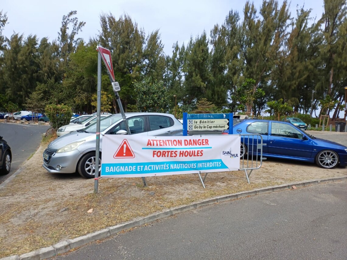 Fortes houles australes du 24 août 2024 : baignade, accès au littoral et aux plages interdit·es