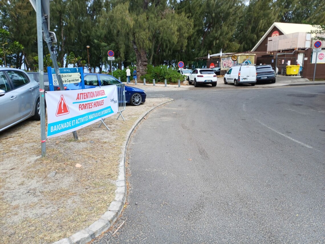 Fortes houles australes du 24 août 2024 : baignade, accès au littoral et aux plages interdit·es