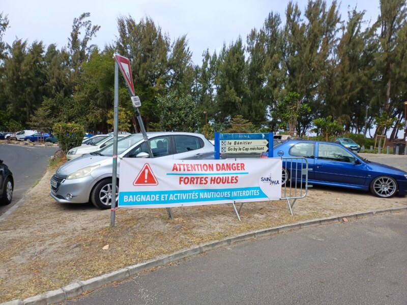 Fortes houles australes du 24 août 2024 : baignade, accès au littoral et aux plages interdit·es