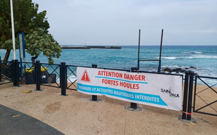 Fortes houles australes du 24 août 2024 : baignade, accès au littoral et aux plages interdit·es