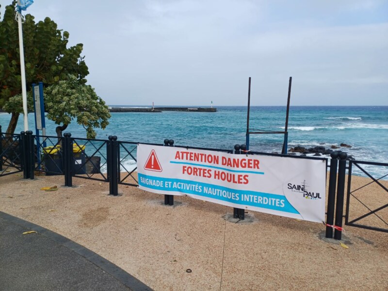 Fortes houles australes du 24 août 2024 : baignade, accès au littoral et aux plages interdit·es