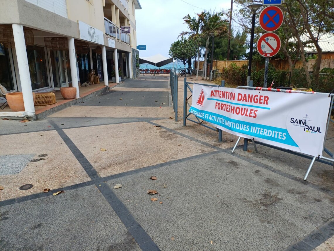 Fortes houles australes du 24 août 2024 : baignade, accès au littoral et aux plages interdit·es